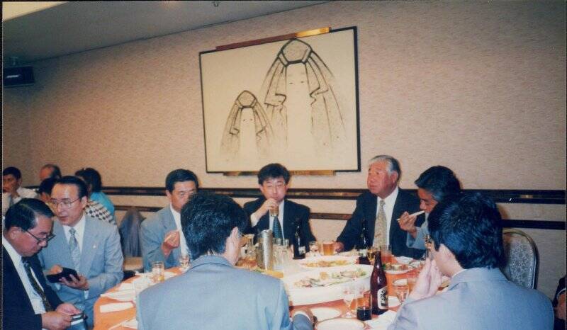 Фотография сюжетная. 2 Делегация г. Китами на встрече  в рамках 6-го симпозиума мира Россия-Япония за столом