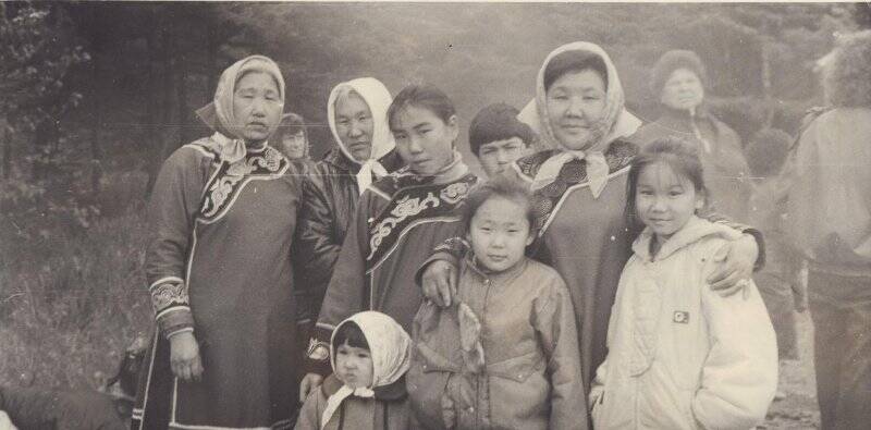 Фотография групповая. Ким Юн Син с гостями и детьми
