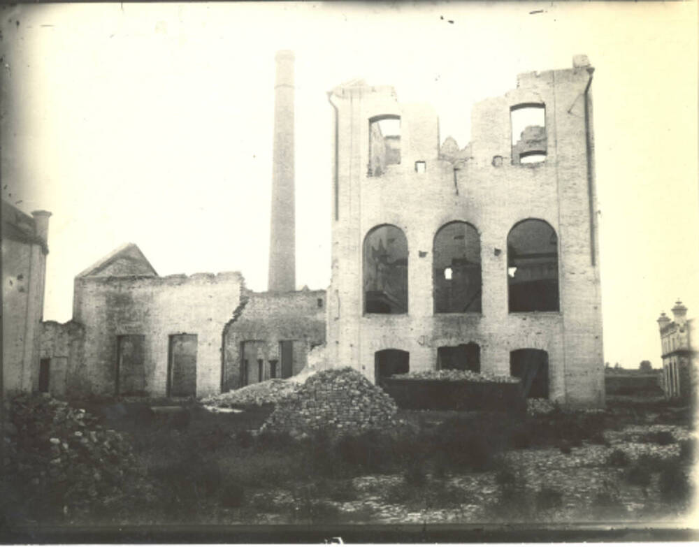 Фото: Мельница купца Борисова в г. Оренбурге, разрушенная в период гражданской войны и национализированная в 1920 году. Снимок 1968 года