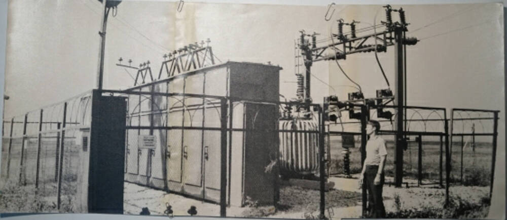 Фото: Курманаевская электропонизительная подстанция, откуда электричество поступает в колхозы Бузулукского производственного управления Оренбургской области. Фото от 30 октября 1964 года