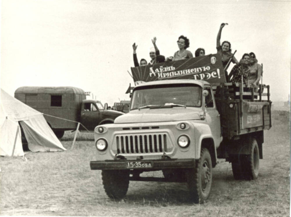 Фото групповое: Прибытие студенческих строительных отрядов на строительство Ириклинской ГРЭС в Оренбургской области. 1974 год