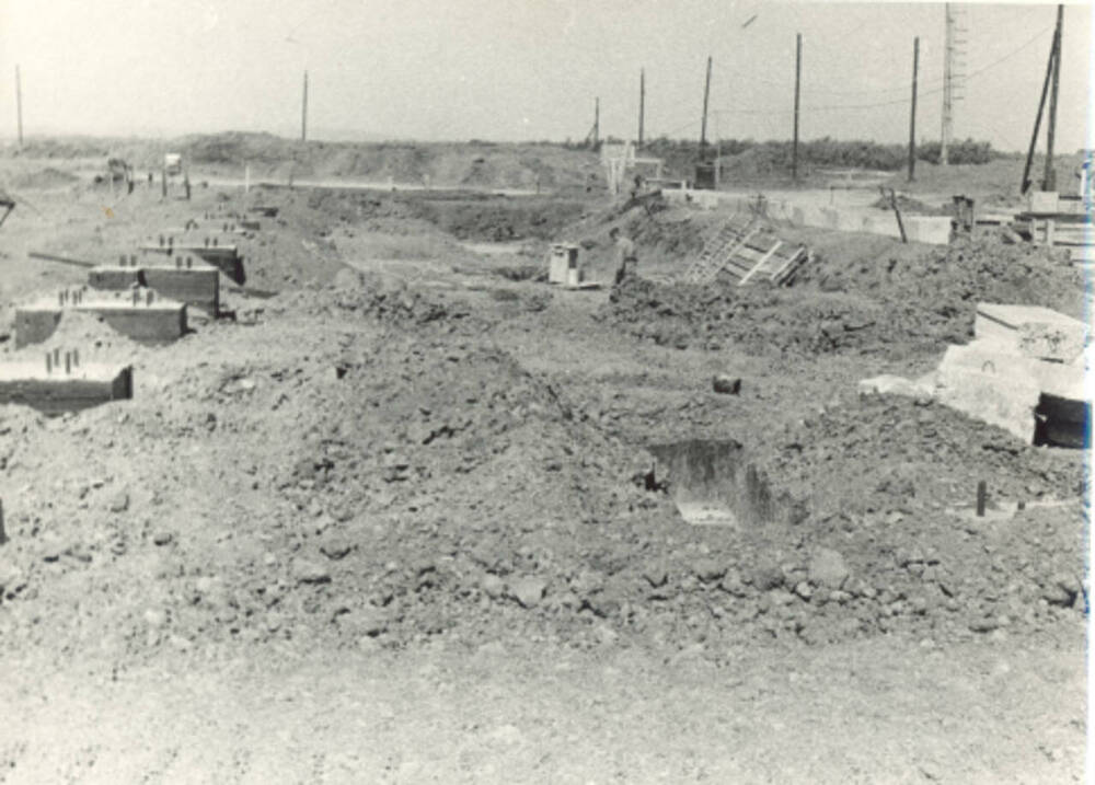 Фото: Строительство фундамента под эстакаду II - II  для прокладки межзаводского трубопровода на гелиевом заводе. 1975 год