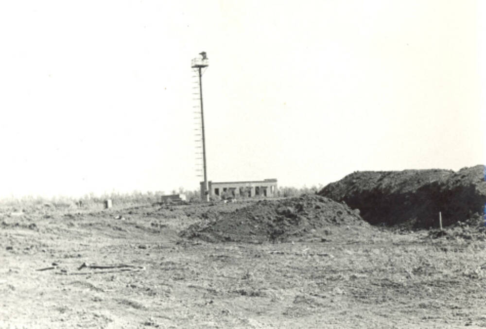 Фото: Строительство здания регенерации масел на гелиевом заводе. апрель 1975 года