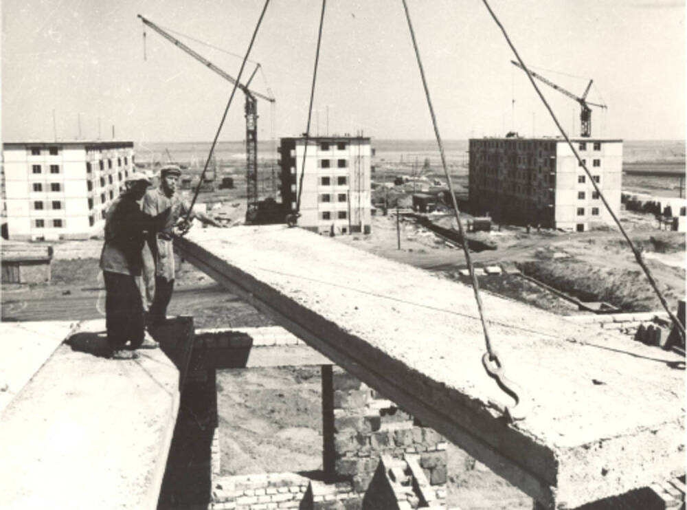 Фото: Строительство жилых домов в посёлке Энергетик на Ириклинской ГРЭС в Оренбургской области. 1975 год