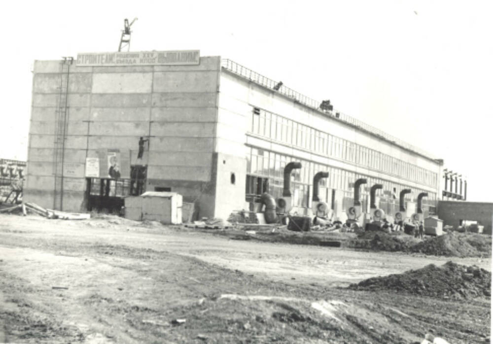Фото: Здание дожимно-компрессорного цеха гелиевого завода. 19 августа 1976 года
