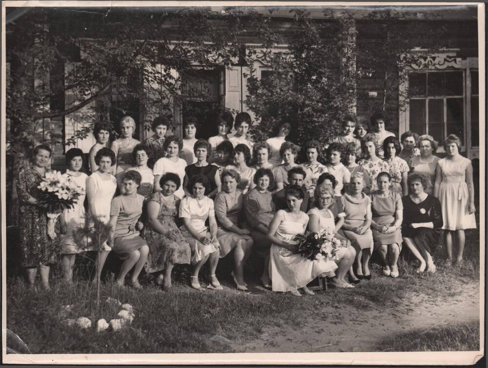Фото выпускников медсестринского отделения ЗМУ с преподавателями. Сидит  вторая слева - Митюшкина Н.В., директор. Снимок 1960 года.