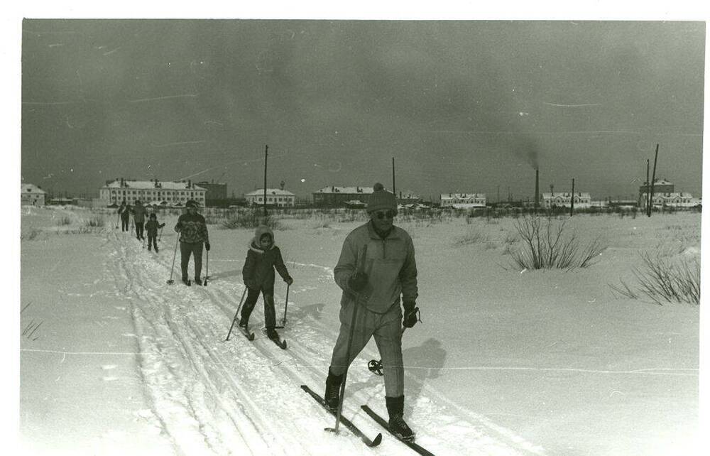Фото черно-белое, сюжетное Группа лыжников, г. Печора, Коми АССР, 1980 г.