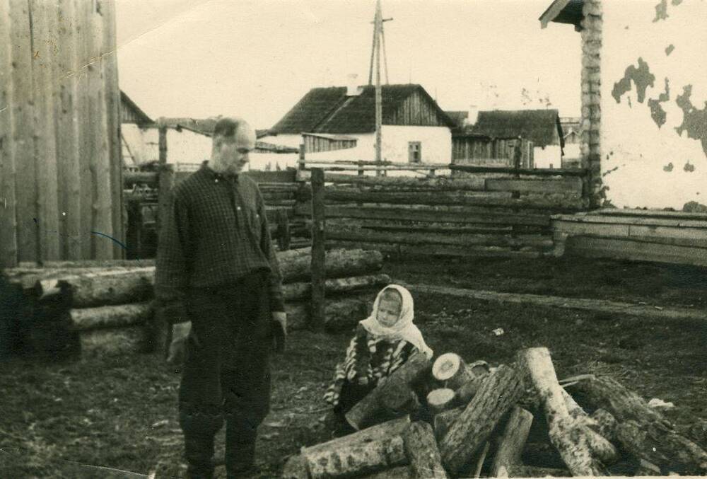 Фото черно-белое, сюжетное Комлев Б. В. с дочерью Татьяной во дворе дома по ул. Больничной, г. Печора, Коми АССР, 1953 г.