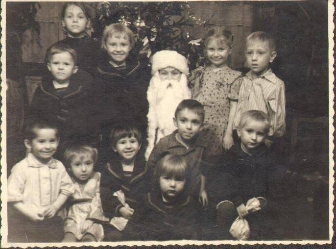 Комплекс документов Мамедовой Анны Афанасьевны и ее семьи. Дети у ёлки. Фотография