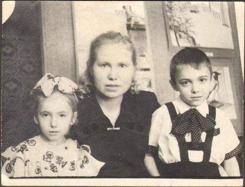 Комплекс документов Мамедовой Анны Афанасьевны и ее семьи. Мамедова А.А. с детьми. Фотография