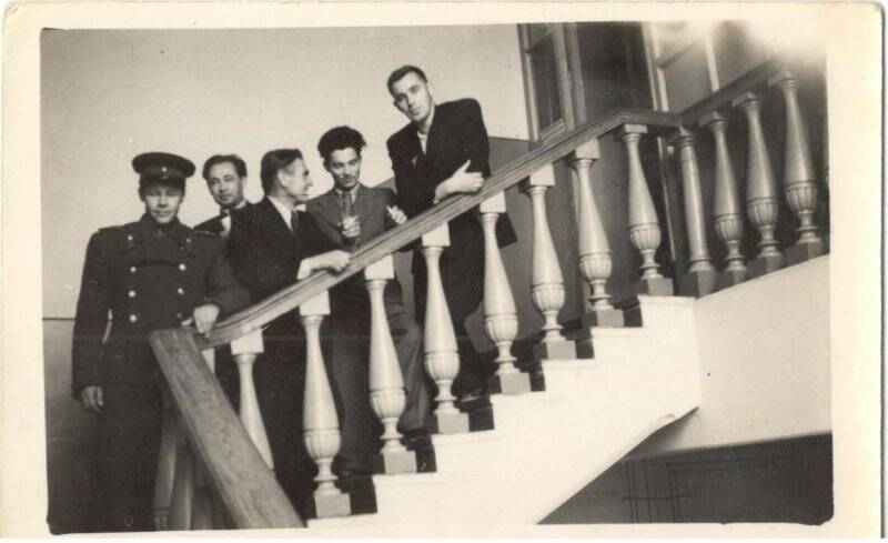 Фотография. Фото ч/б группа людей на ступеньках лестницы.
