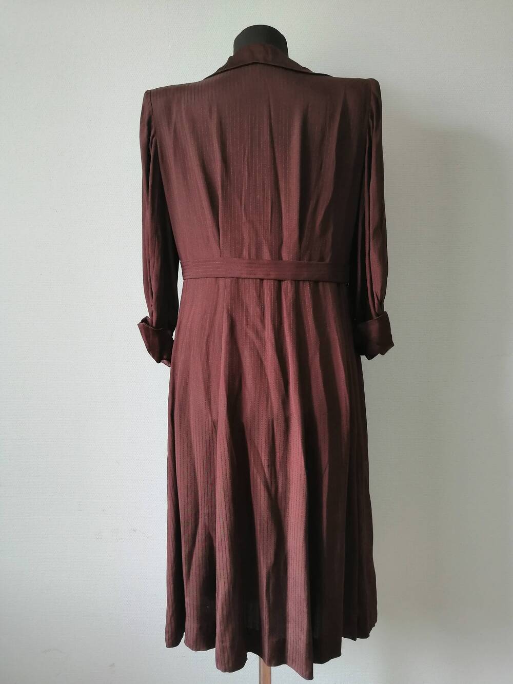 Платье из шелка коричневого цвета