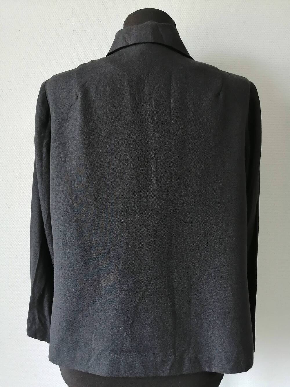 Пиджак женский из шерстяной ткани черного цвета