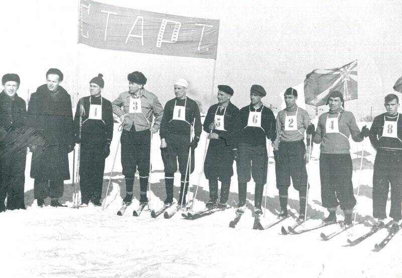 Фотография черно-белая. На закрытии зимнего сезона. Лучшего результата добилась лыжная команда коксохимического цеха общества Металлург, ей присужден пореходящий приз на 1958 г.