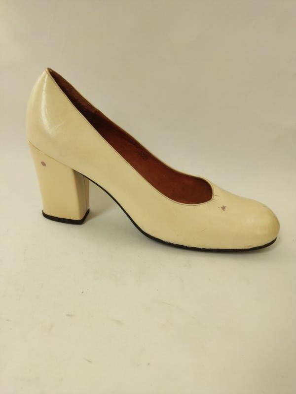 Туфля дамская молочного цвета лакированая, на высоком каблуке (правая).