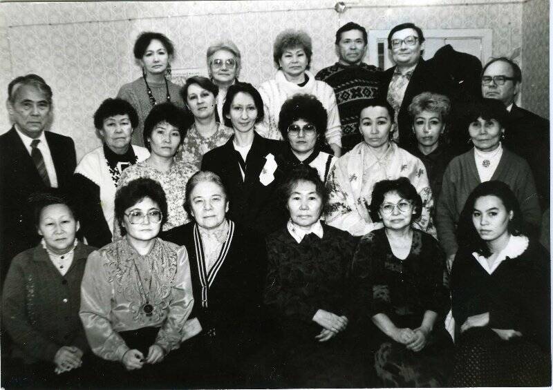 Наталья Ивановна Ного (вторая слева в третьем ряду) с коллегами. Фотография