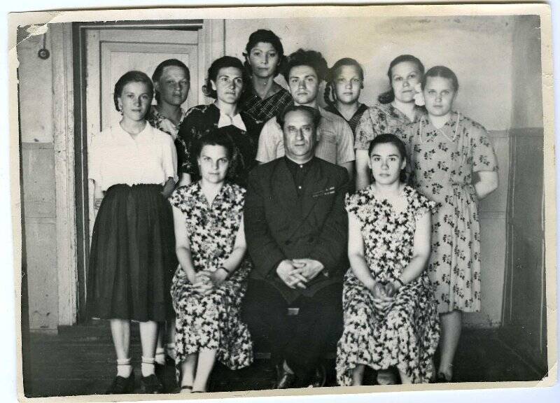 Ного Н.И. (справа в первом ряду сидит) с учителями и выпускниками Красноселькупской средней школы. Фотография
