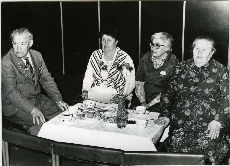 Ного Н.И (вторая справа) на встрече со старожилами и ветеранами Великой Отечественной войны. Фотография