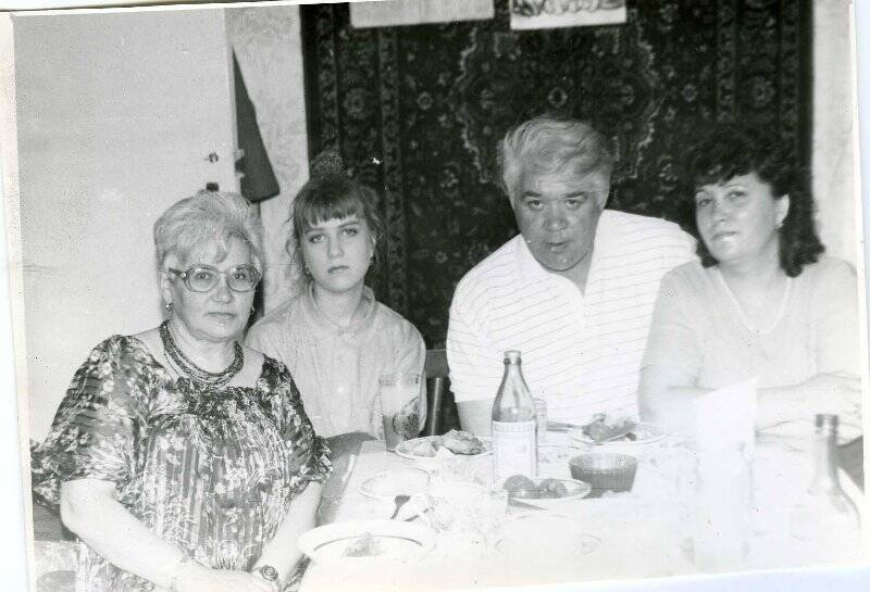 Ного Н.И.(слева) за столом с родственниками, семьёй Логиновых. Фотография