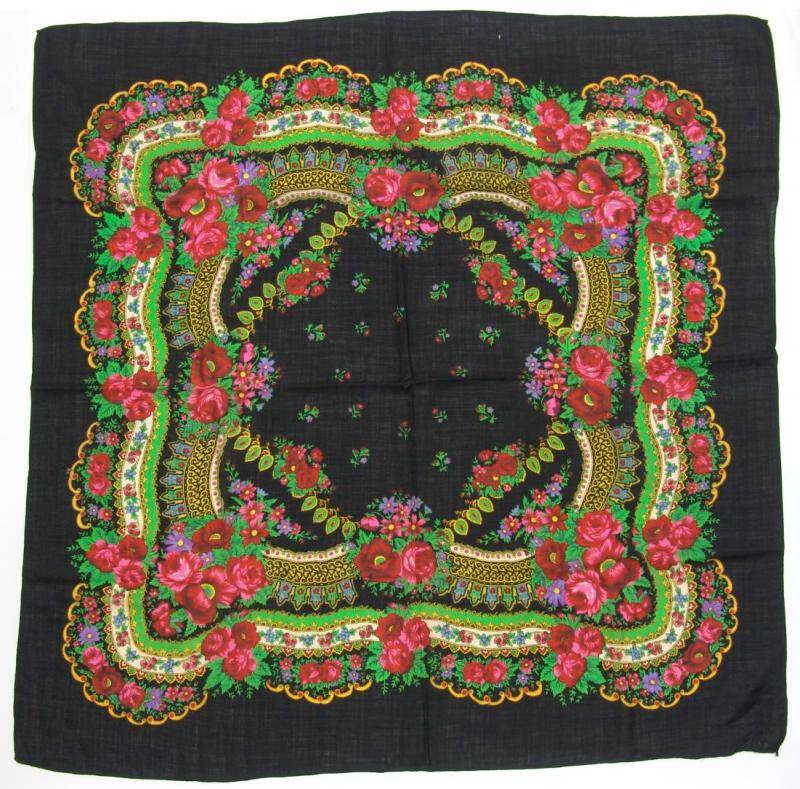 Платок чёрный с цветочным орнаментом.