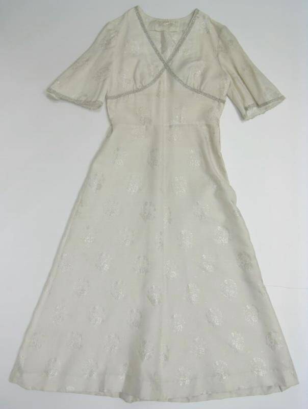 Платье свадебное белое с серебристым люрексом.