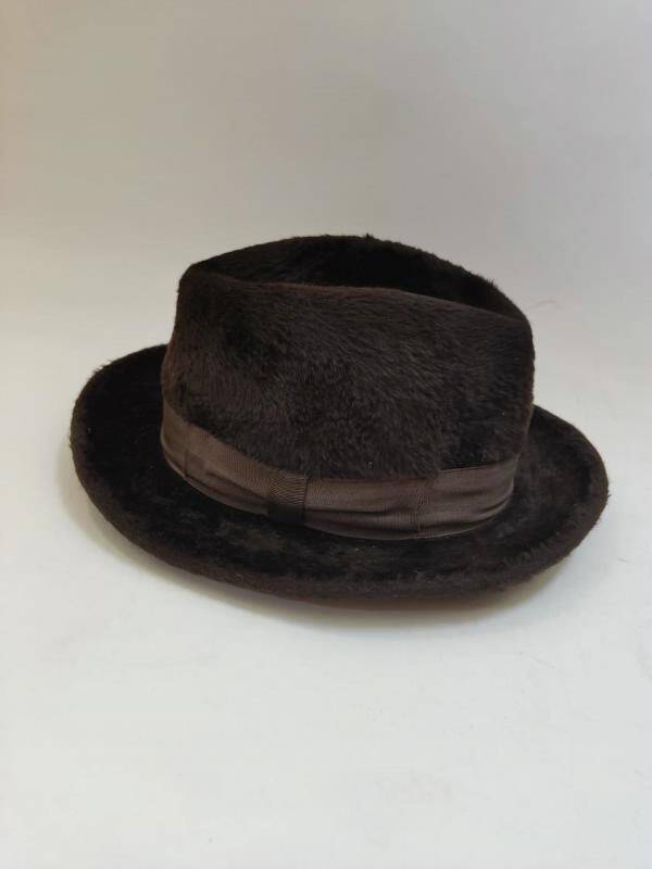 Шляпа мужская из искусственного меха тёмно-коричневого цвета.
