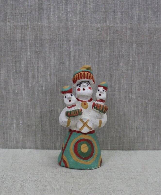 Каргопольская глиняная игрушка «Баба с детьми».