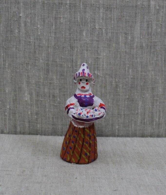 Каргопольская глиняная игрушка «Баба с пирогами».