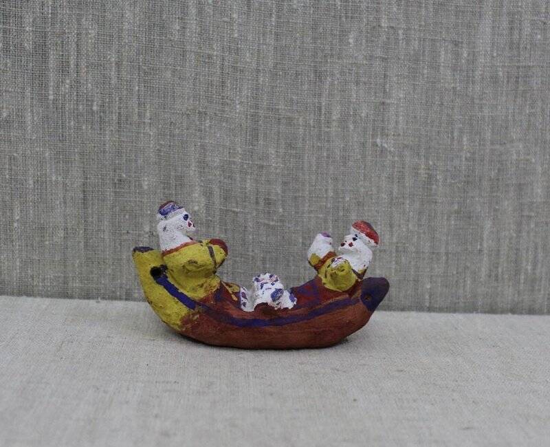 Каргопольская глиняная игрушка «Бражники в лодке».