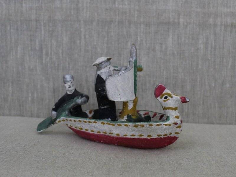Каргопольская глиняная игрушка «Ладья (лодка с парусом)».