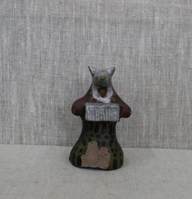 Каргопольская глиняная игрушка «Медведица с гармонью».