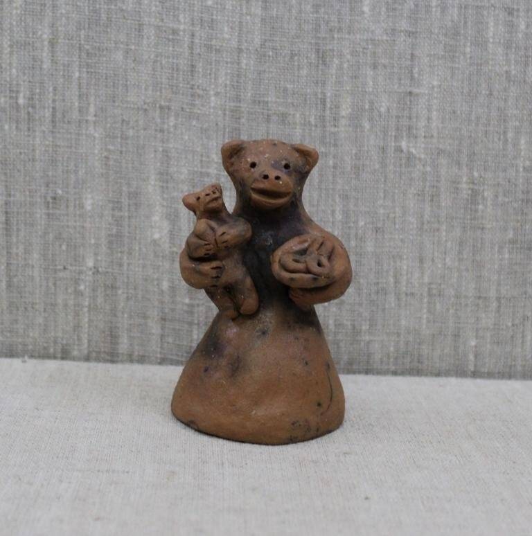 Каргопольская глиняная игрушка «Медведица с медвежонком».