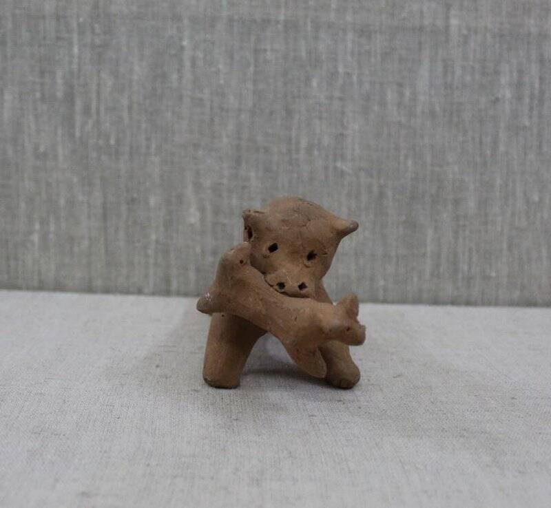 Каргопольская глиняная игрушка «Медведь с собачкой».