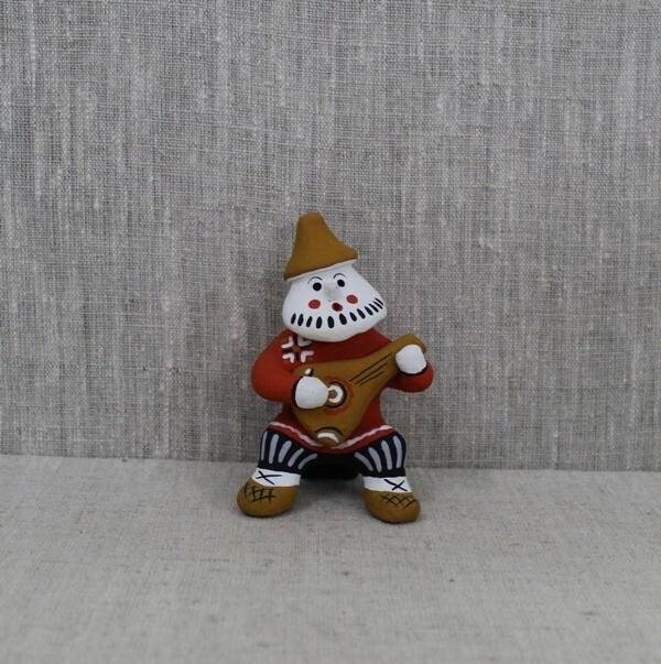 Каргопольская глиняная игрушка «Мужик с балалайкой».