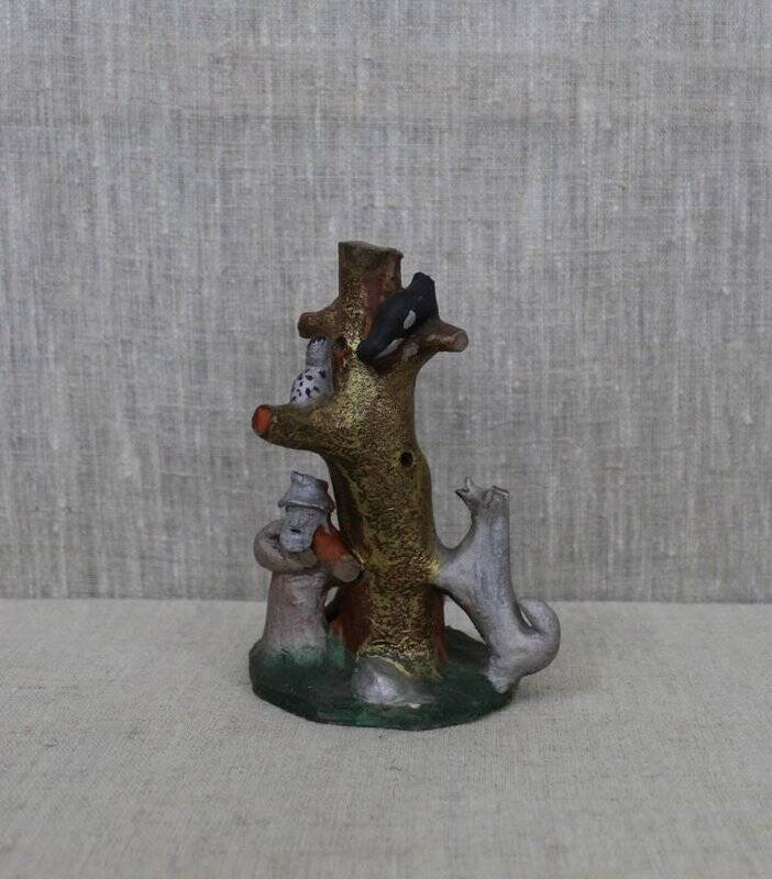 Каргопольская глиняная игрушка «Охотник с собакой под деревом».