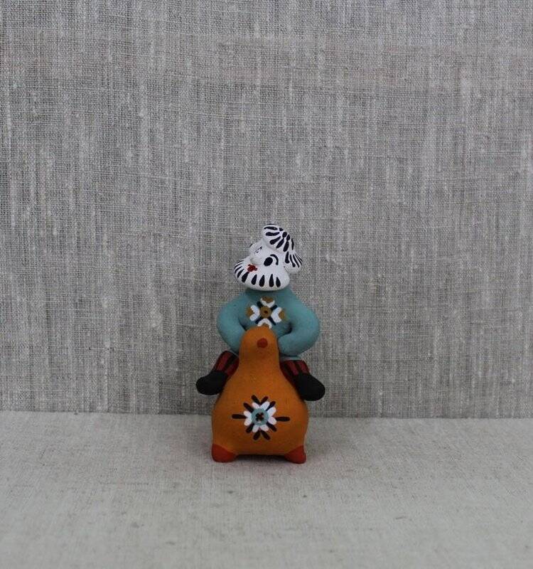 Каргопольская глиняная игрушка «Свистулька. Мужик на птице».