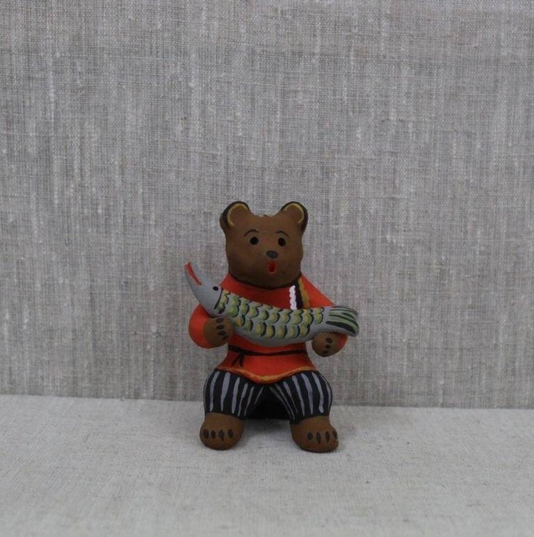 Каргопольская глиняная игрушка «Медведь с щукой».