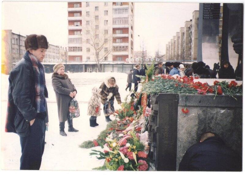 Фото: вдова Казиханова Салавата Миннеальфатовича Катя и дочь Настя возлагают цветы к мемориальному памятнику «Черный тюлбпан», г. Екатеринбург