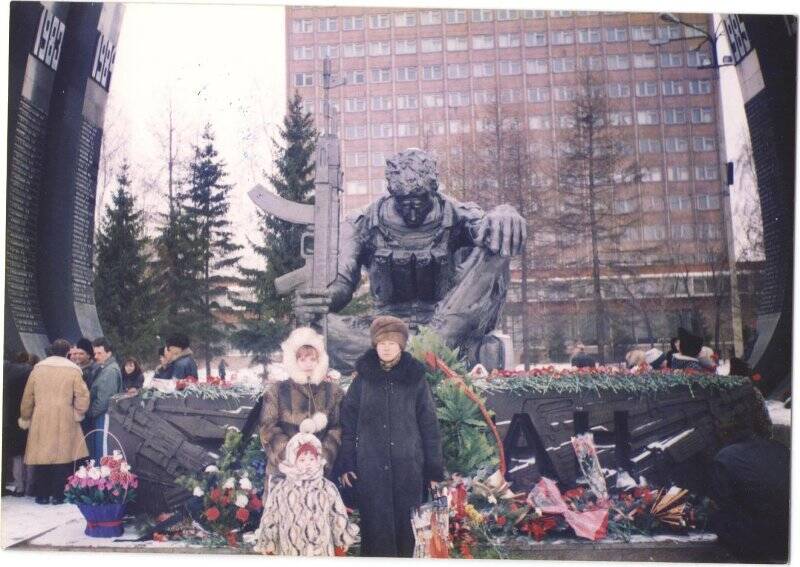 Фото: вдовы - справа Барискевич Л.Л., слева Казиханова С.М. Катя с дочерью Настей на фоне скульптуры Советскому воину в Афганистане в составе мемориала «Черный тюльпан. Г. Екатеринбург