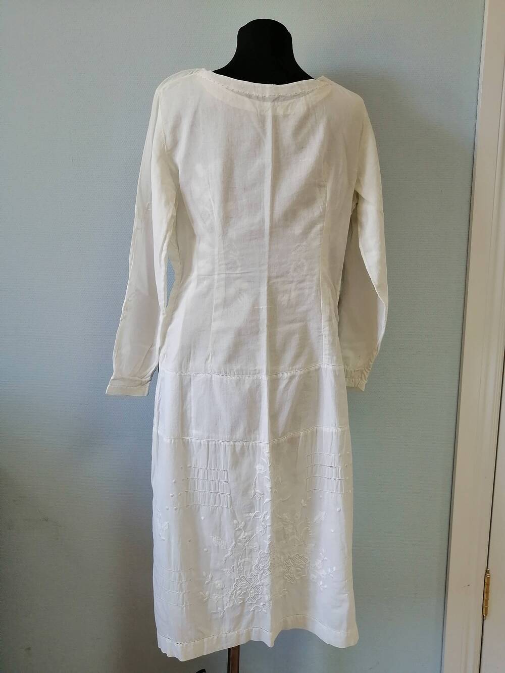 Платье женское из белого батиста с вышивкой