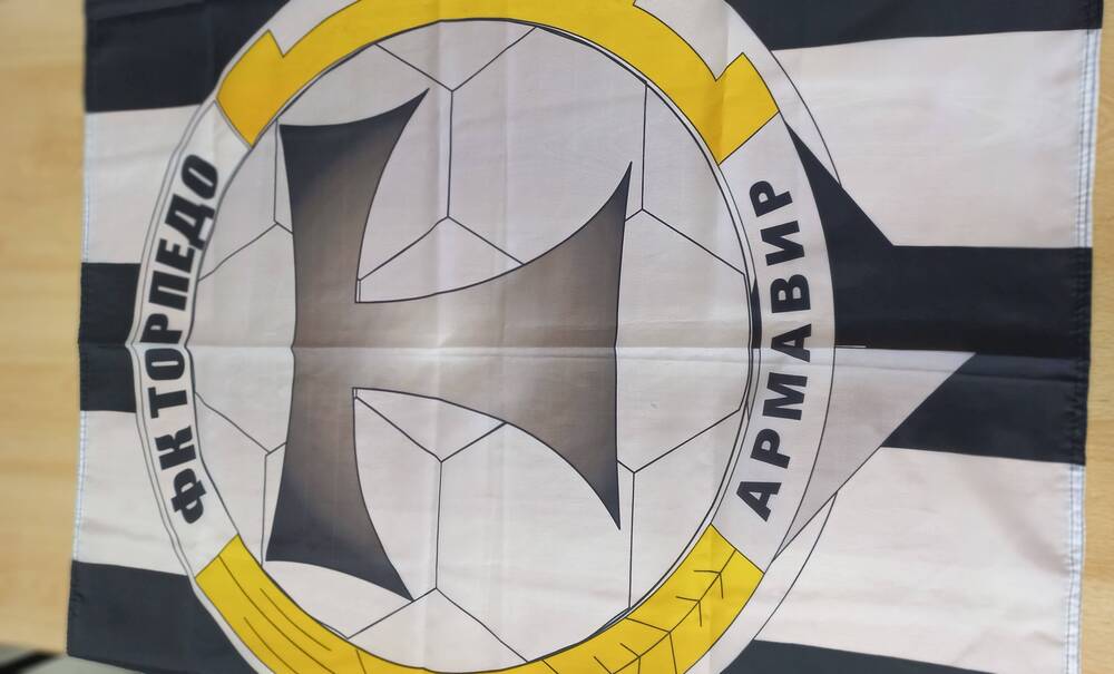 Футбольный клуб Торпедо Армавир, переданных пресс атташе Ванян Г. Р. 
Флаг с эмблемой футбольного клуба Торпедо.