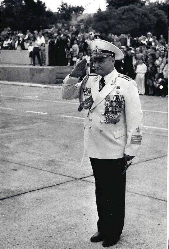 Фотография. Адмирал Егоров на площади Балтийская слава г. Балтийск, День ВМФ