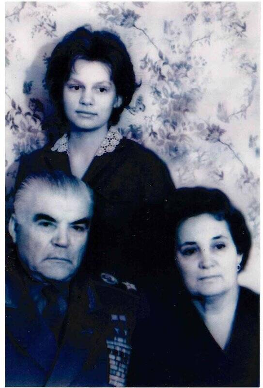 Фотография. Малиновский Р. Я. с женой и дочерью Наташей (в конверте)