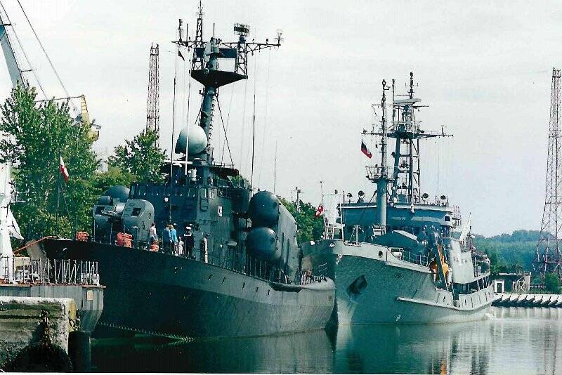 Фотография. Ракетный катер и спасательное судно ВМС Польши в г. Балтийске