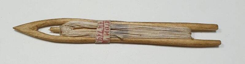 Челнок (игла деревянная) для плетения рыболовных сетей.