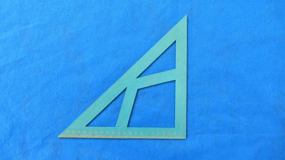 Линейка-треугольник из пластмассы бирюзового цвета, с вырезами 2-х остроугольных треугольников и одного неправильного четырёхугольника. СССР, 1970-е гг.