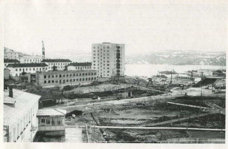 Фотография ч/б. Вид на пл. Лунина, строительство гостиницы «Чайка», слева здание детского сада.