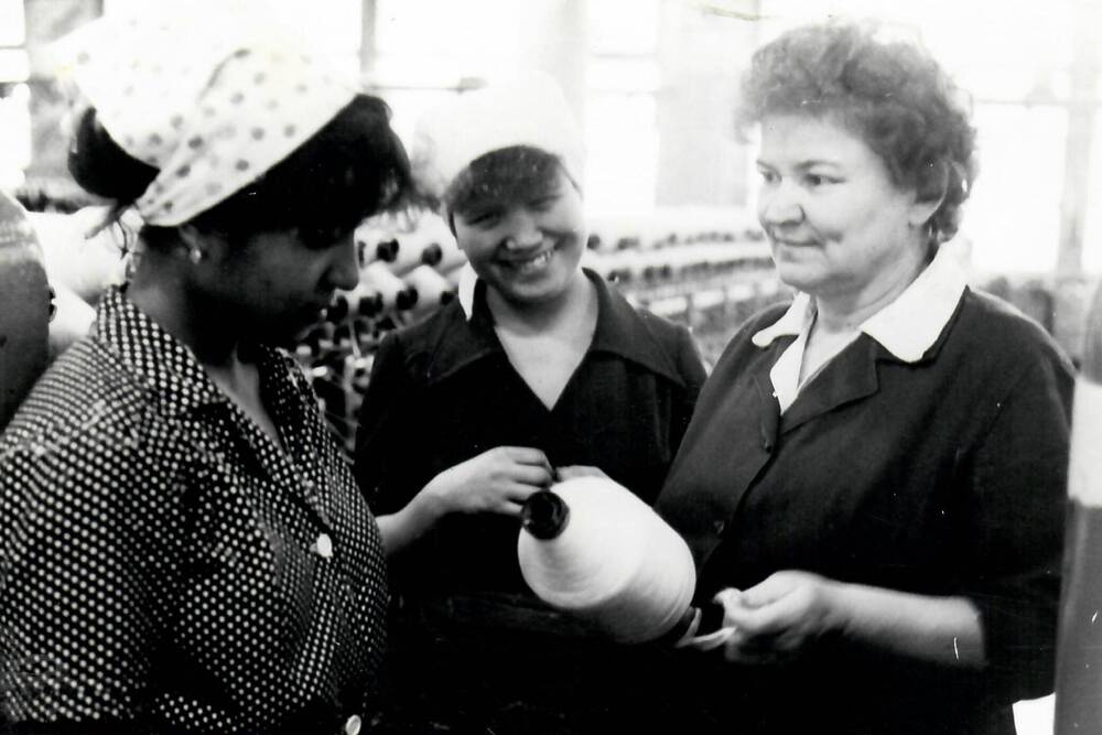 Фотография. Кабанова Л.Е. (справа), наставница молодёжи Ивантеевской хлопкопрядильной фабрики имени С.Г. Лукина, с молодыми работницами.