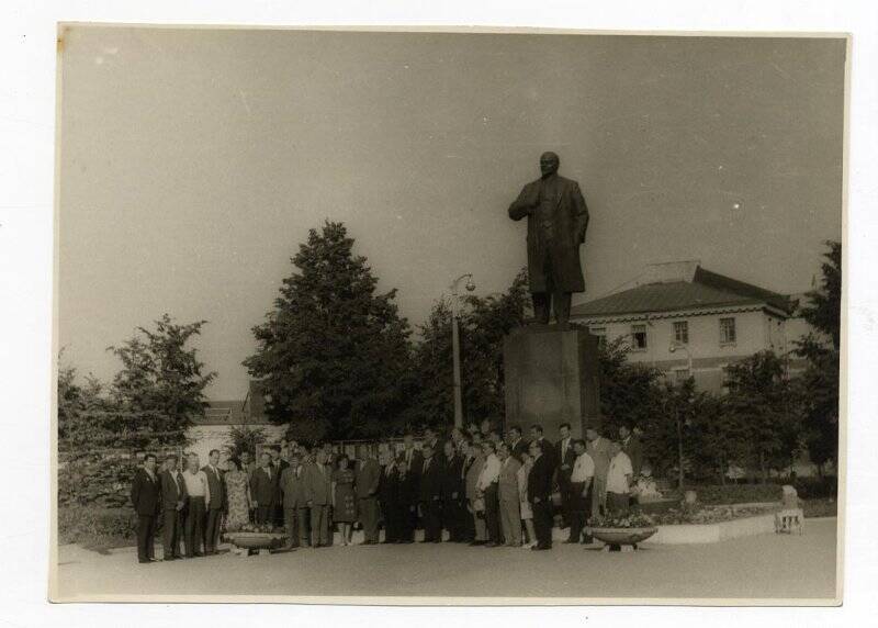 Фото. 1968 г. 50 - летие партийной организации. На фоне памятника В.И. Ленина запечатлена большая группа людей. В 1- м ряду слева направо: 1- й Помелов Б. Н., секретарь Г. К. КПСС, 5 - Фомина Т. Н. Август 1968 г, г. Зарайск.