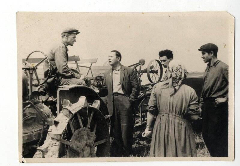 Фото групповое. И.Н.Иванов (второй слева) среди колхозников во время весенне-полевых работ.